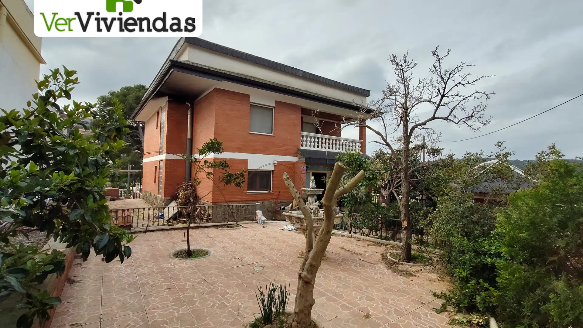 Vista exterior de Casa o xalet en venda en Cerdanyola del Vallès amb Calefacció, Jardí privat i Parquet