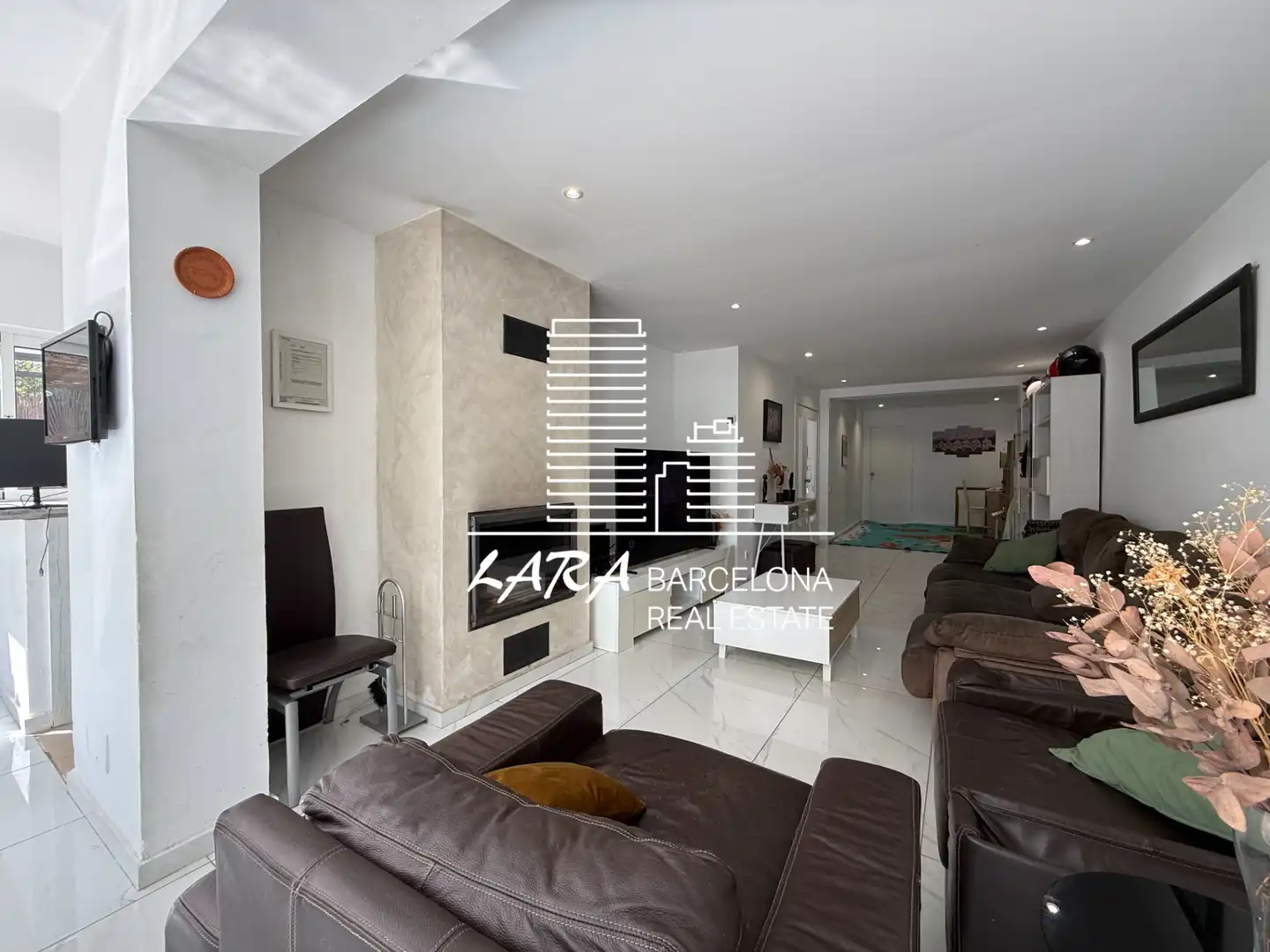 Sala d'estar de Casa adosada en venda en Castelldefels amb Aire condicionat, Jardí privat i Terrassa