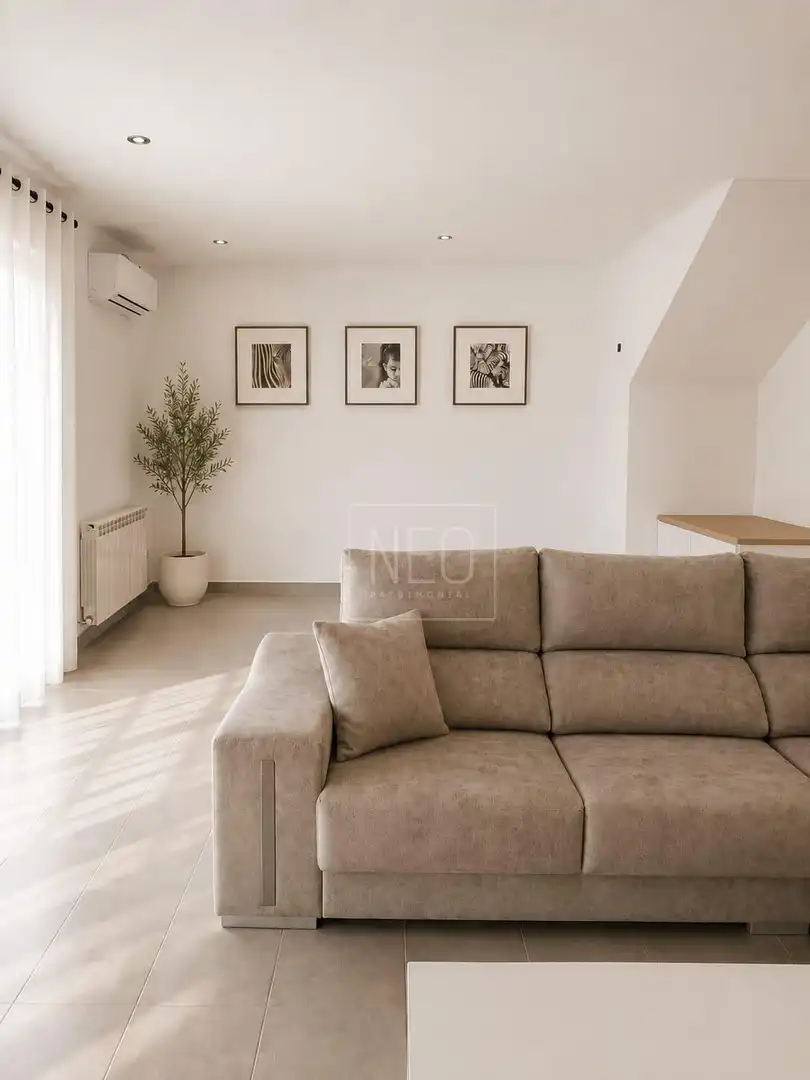 Sala de estar de Casa adosada en venta en Villalbilla con Aire acondicionado, Calefacción y Jardín privado