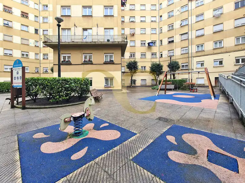 Vista exterior de Pis en venda en Oviedo  amb Calefacció i Jardí privat