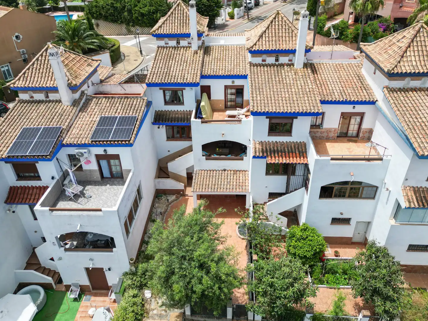 Vista exterior de Casa adosada en venda en La Alcaidesa amb Aire condicionat, Jardí privat i Terrassa