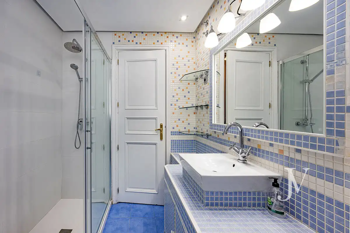 Baño de Casa adosada en venta en Madrid con Aire acondicionado, Calefacción y Jardín privado