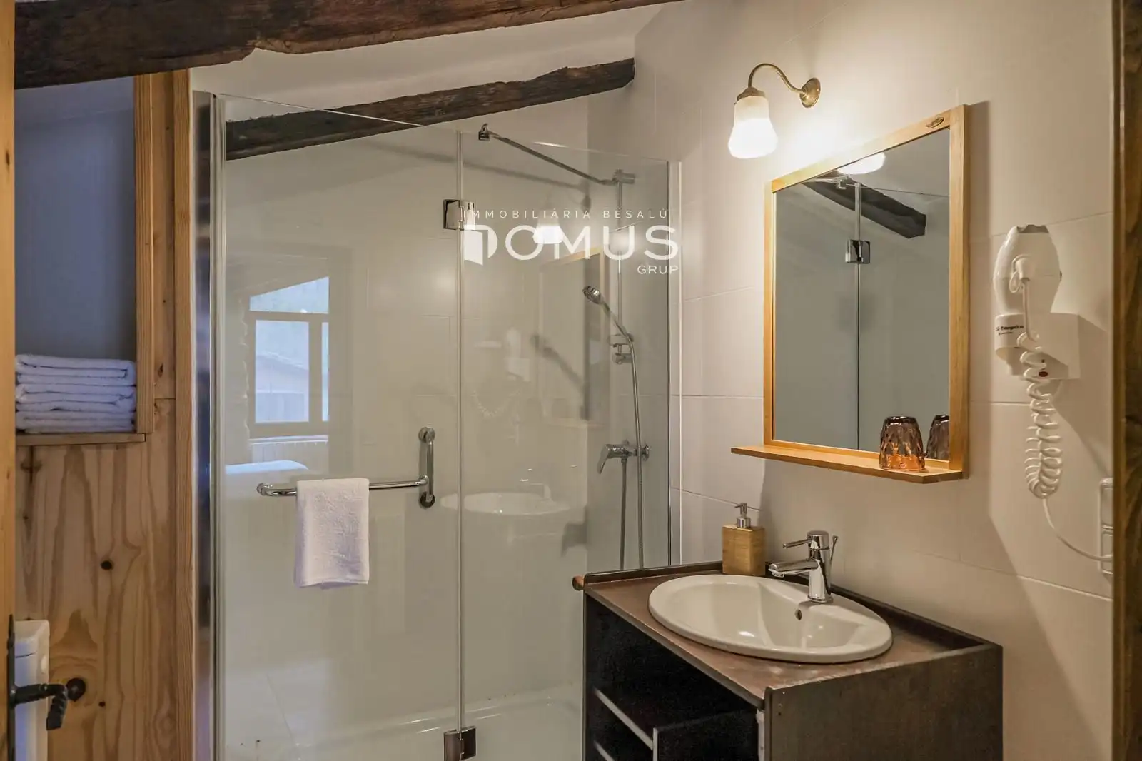 Baño de Finca rústica en venta en Santa Pau con Calefacción, Parquet y Piscina