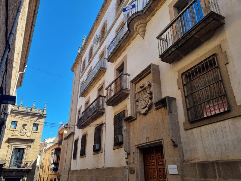 Vista exterior de Pis en venda en Plasencia amb Calefacció, Jardí privat i Parquet