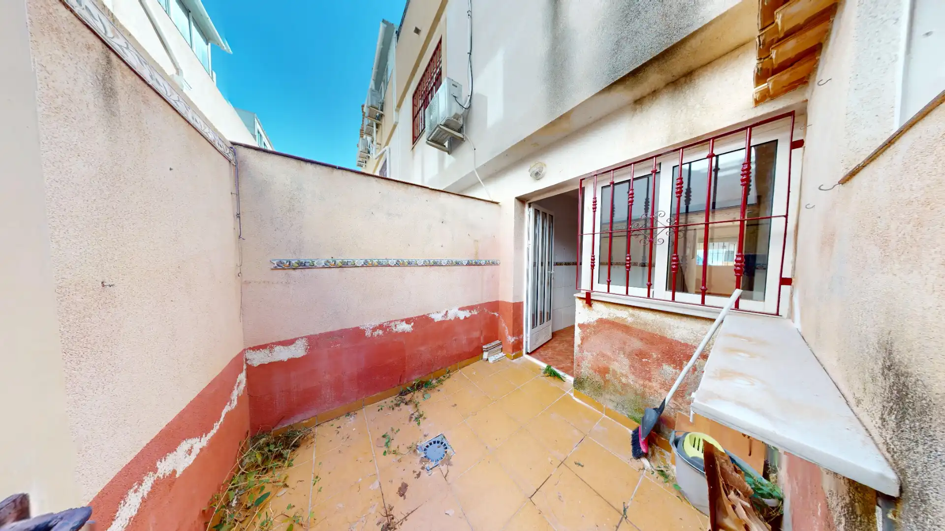 Vista exterior de Casa adosada en venda en Orihuela amb Jardí privat, Terrassa i Balcó