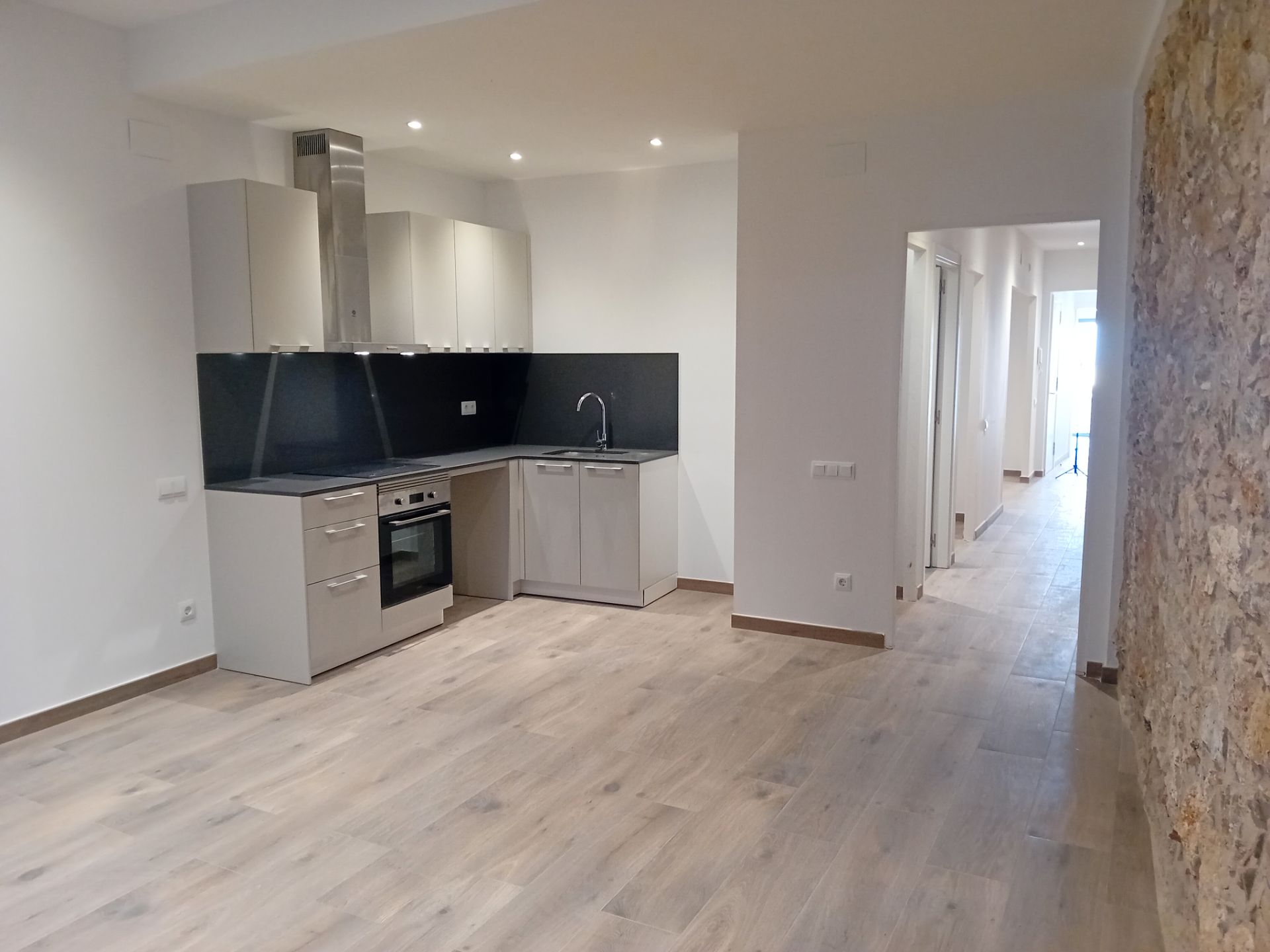 Cocina de Piso de alquiler en Girona Capital con Horno y Balcón