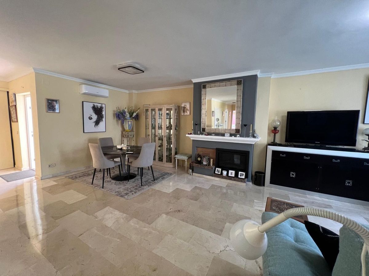 Sala d'estar de Pis en venda en Estepona amb Terrassa, Traster i Piscina