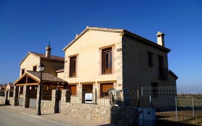 Vista exterior de Casa adosada en venda en Trescasas amb Calefacció i Terrassa