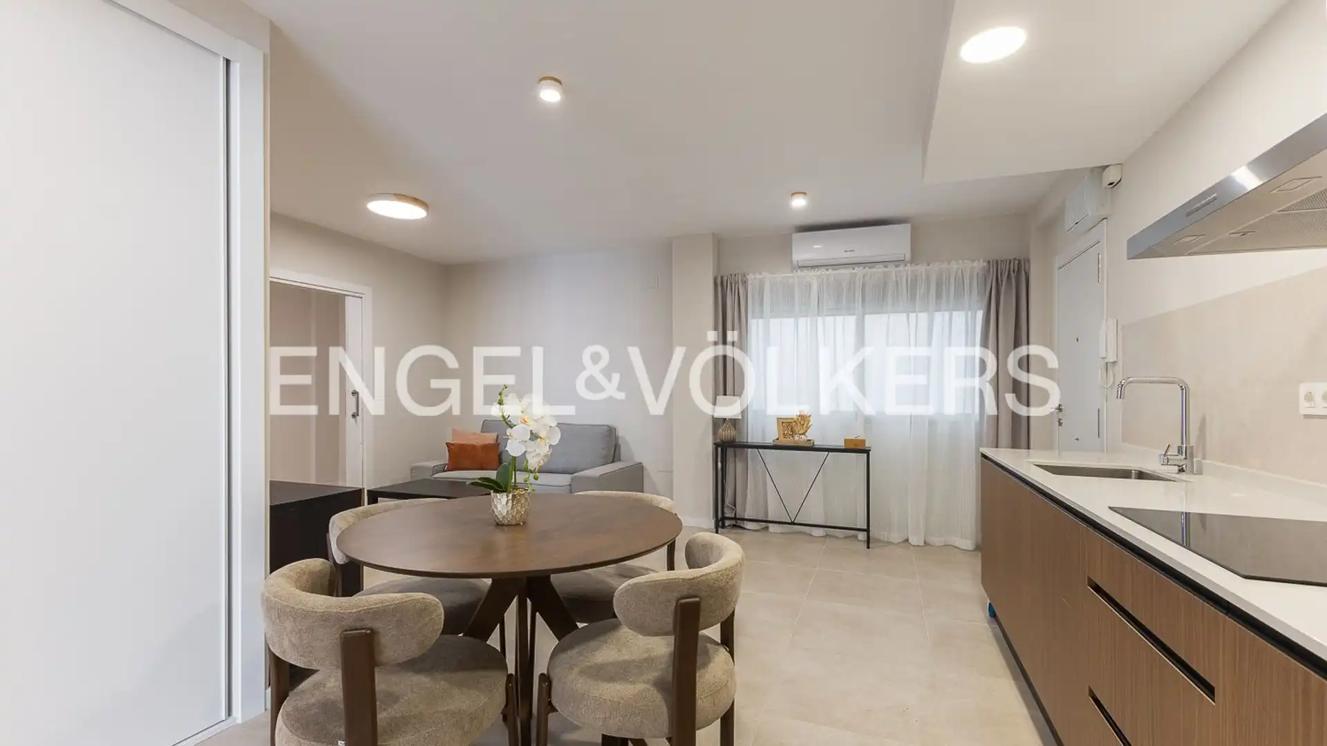 Menjador de Pis de lloguer en  Valencia Capital amb Aire condicionat, Calefacció i Moblat