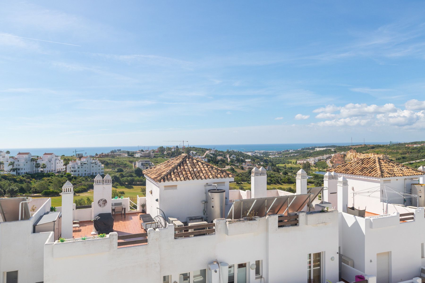 Vista exterior de Àtic en venda en Estepona amb Aire condicionat, Terrassa i Piscina