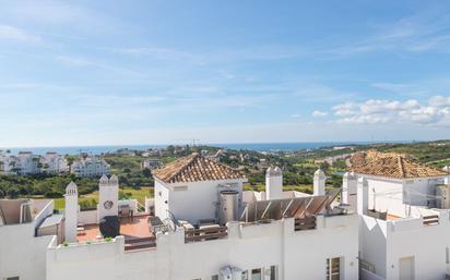 Vista exterior de Àtic en venda en Estepona amb Aire condicionat, Terrassa i Piscina