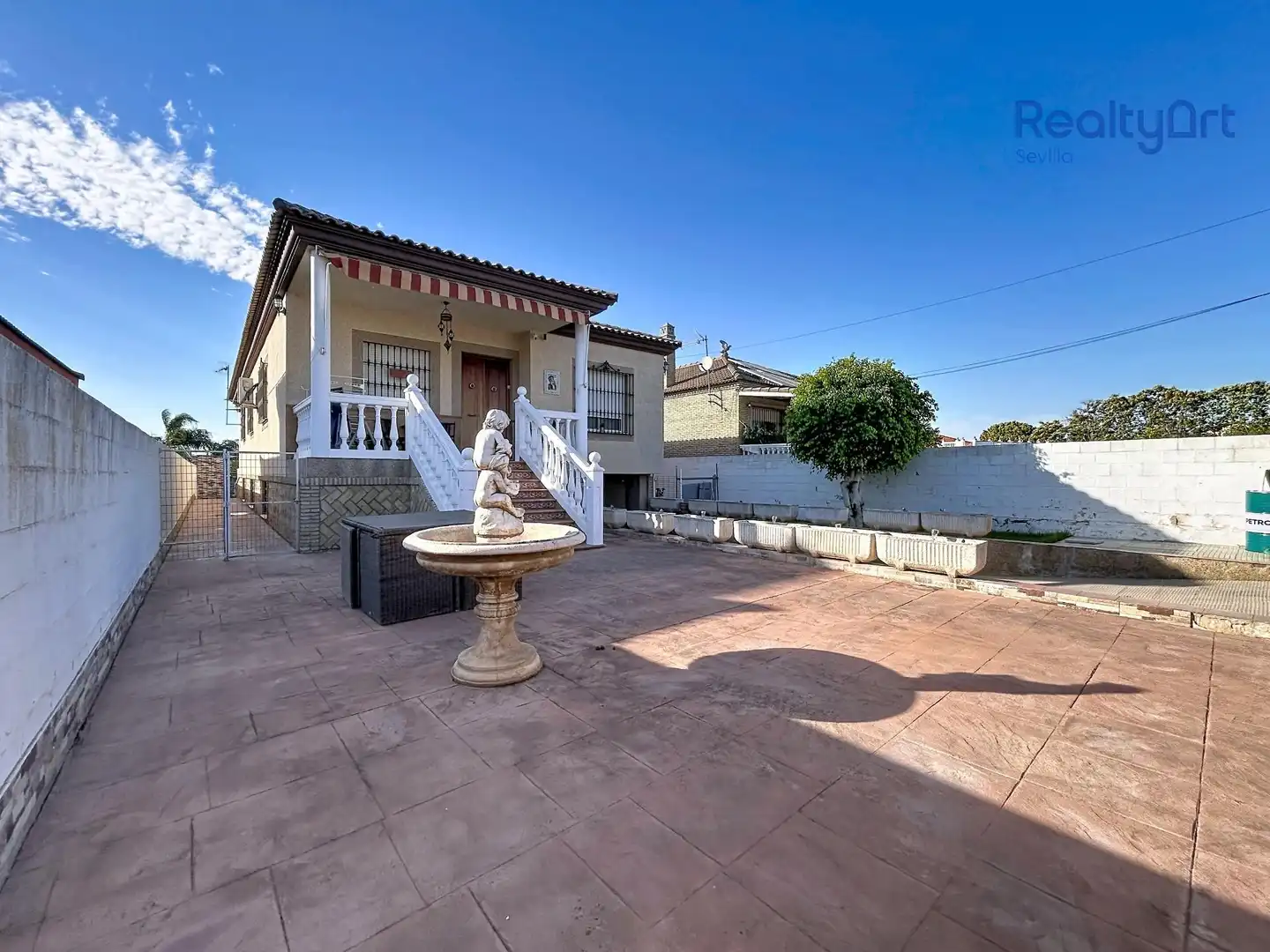 Vista exterior de Casa o xalet en venda en Dos Hermanas amb Aire condicionat, Calefacció i Jardí privat