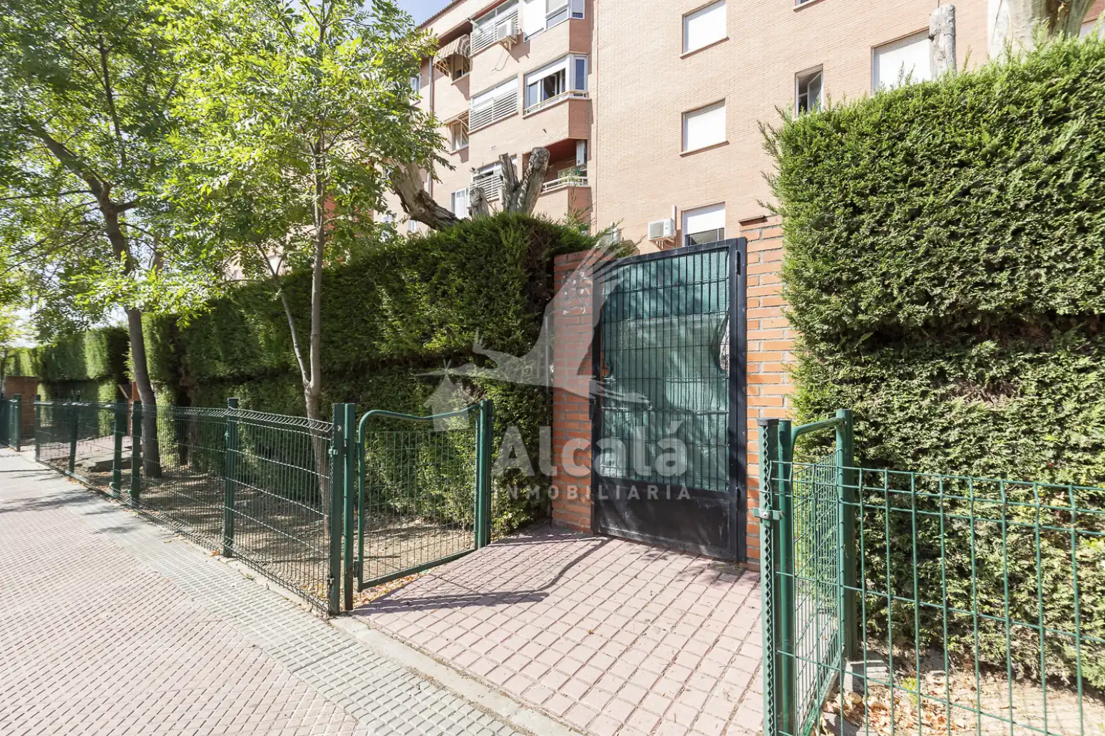 Vista exterior de Local en venta en Alcalá de Henares