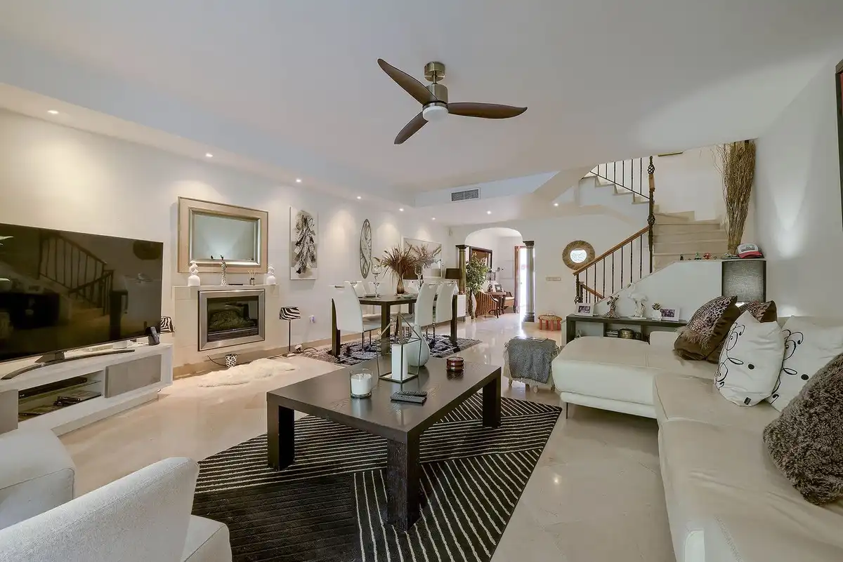 Wohnzimmer von Einfamilien-Reihenhaus zum Verkauf in Marbella mit Klimaanlage und Terrasse