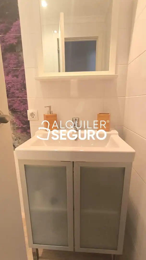 Badezimmer von Wohnung zur Miete in Dos Hermanas mit Klimaanlage, Terrasse und Schwimmbad