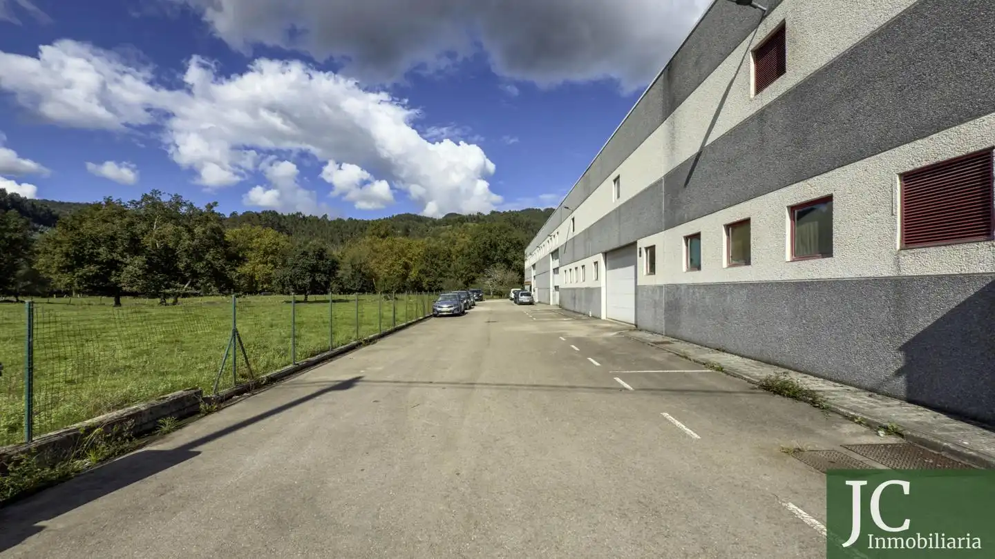 Vista exterior de Nave industrial en venta en Guriezo