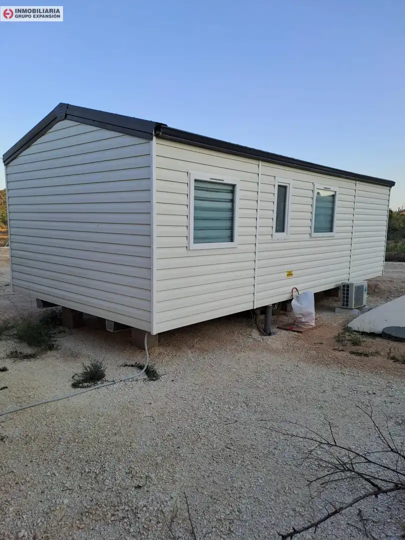 Vista exterior de Casa o xalet en venda en El Pinós / Pinoso amb Aire condicionat, Calefacció i Jardí privat