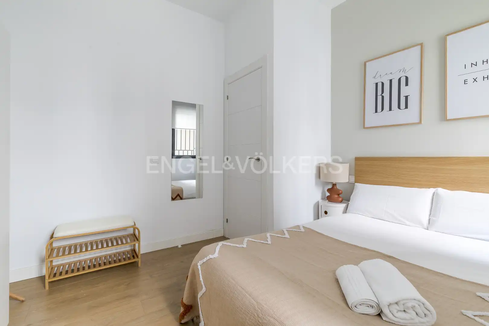 Dormitori de Apartament de lloguer en Madrid amb Aire condicionat, Calefacció i Moblat