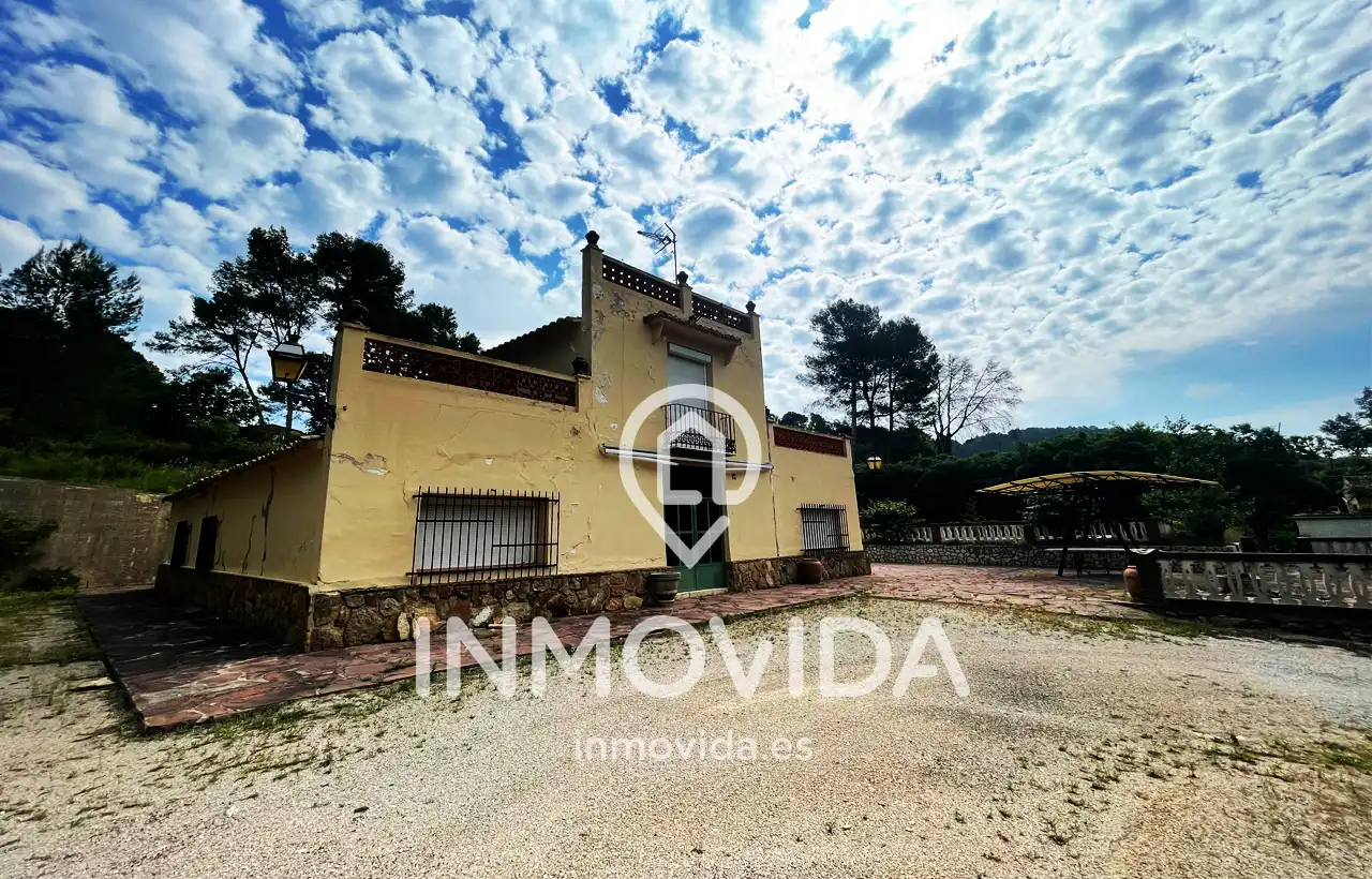 Vista exterior de Casa o xalet en venda en Xàtiva amb Terrassa, Traster i Piscina