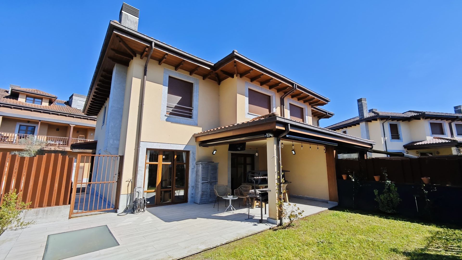 Vista exterior de Casa o xalet en venda en Llanes amb Calefacció, Jardí privat i Terrassa