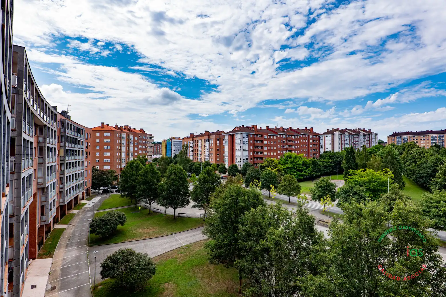 Vista exterior de Pis en venda en Gijón  amb Calefacció, Jardí privat i Parquet