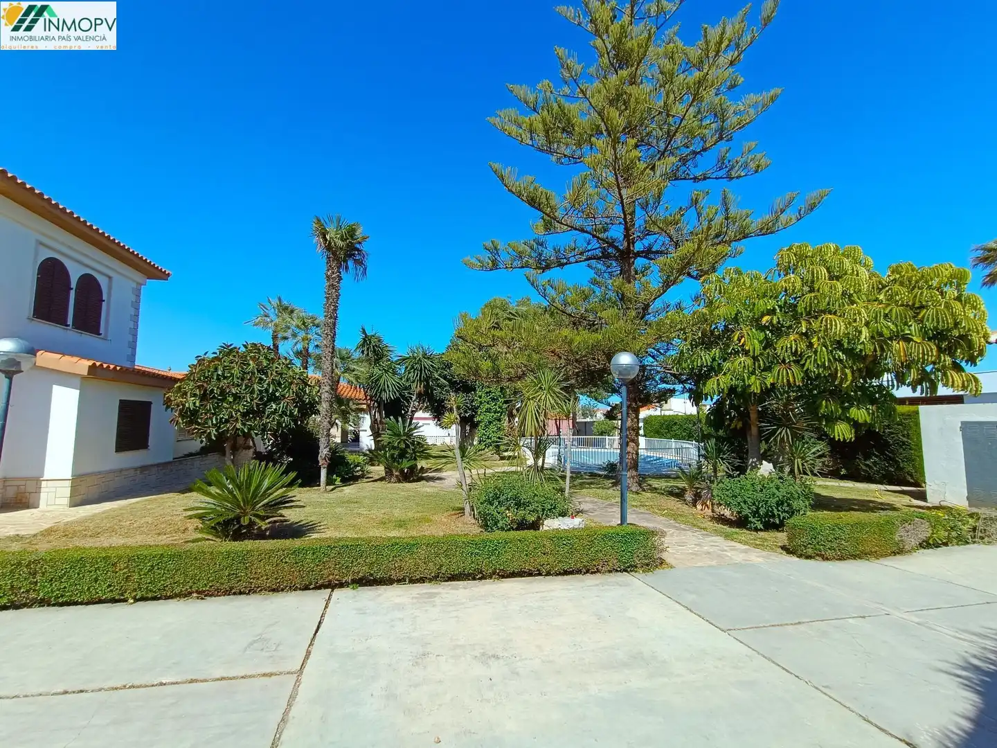 Vista exterior de Casa o xalet en venda en Vinaròs amb Jardí privat, Terrassa i Traster