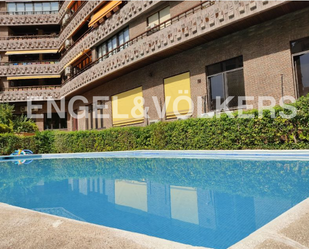 Swimming pool of Apartment for sale in  Madrid Capital  with Air Conditioner, Heating and Private garden