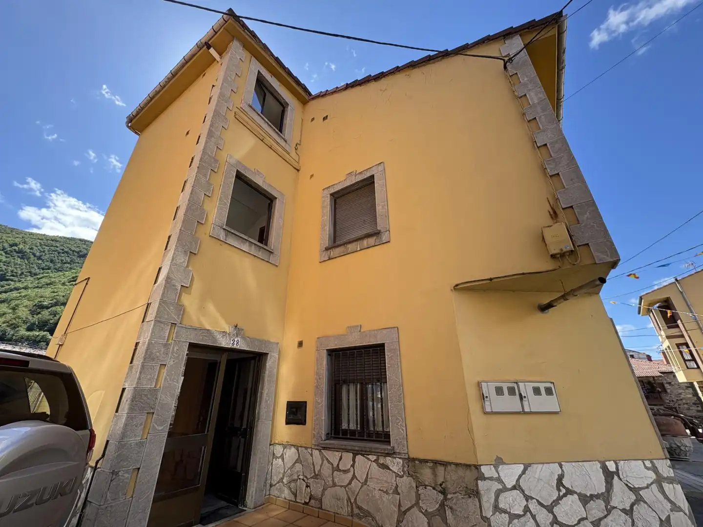 Vista exterior de Edificio en venta en Aller