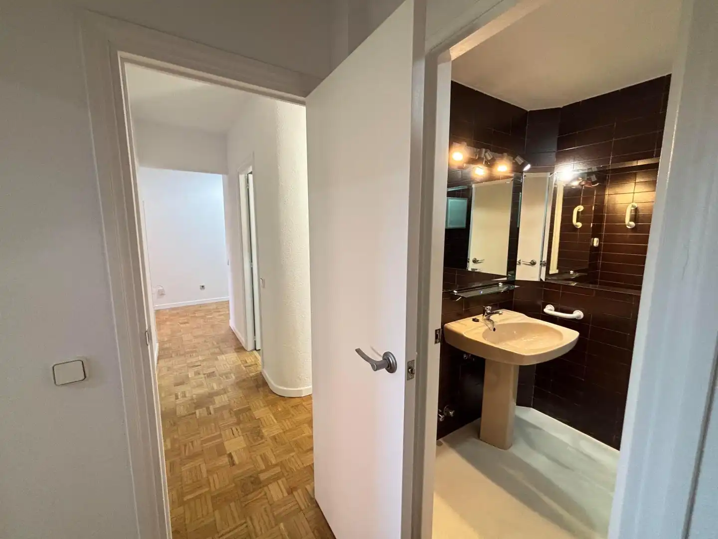 Bathroom of Flat for rent in Madrid  with Air Conditioner, Heating and Private garden