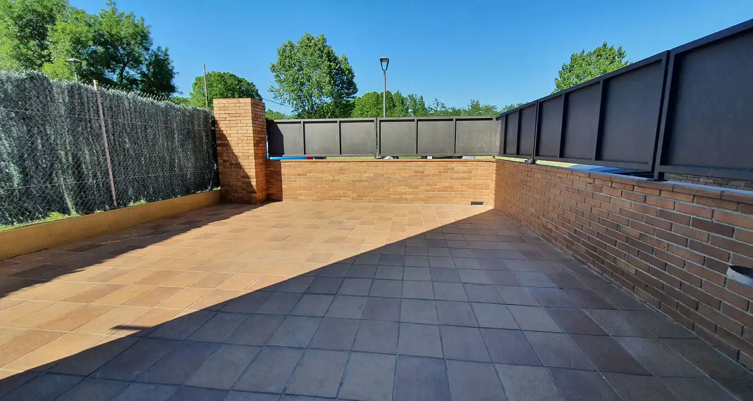 Terrasse von Erdgeschoss zur Miete in Riells i Viabrea mit Klimaanlage, Heizung und Terrasse
