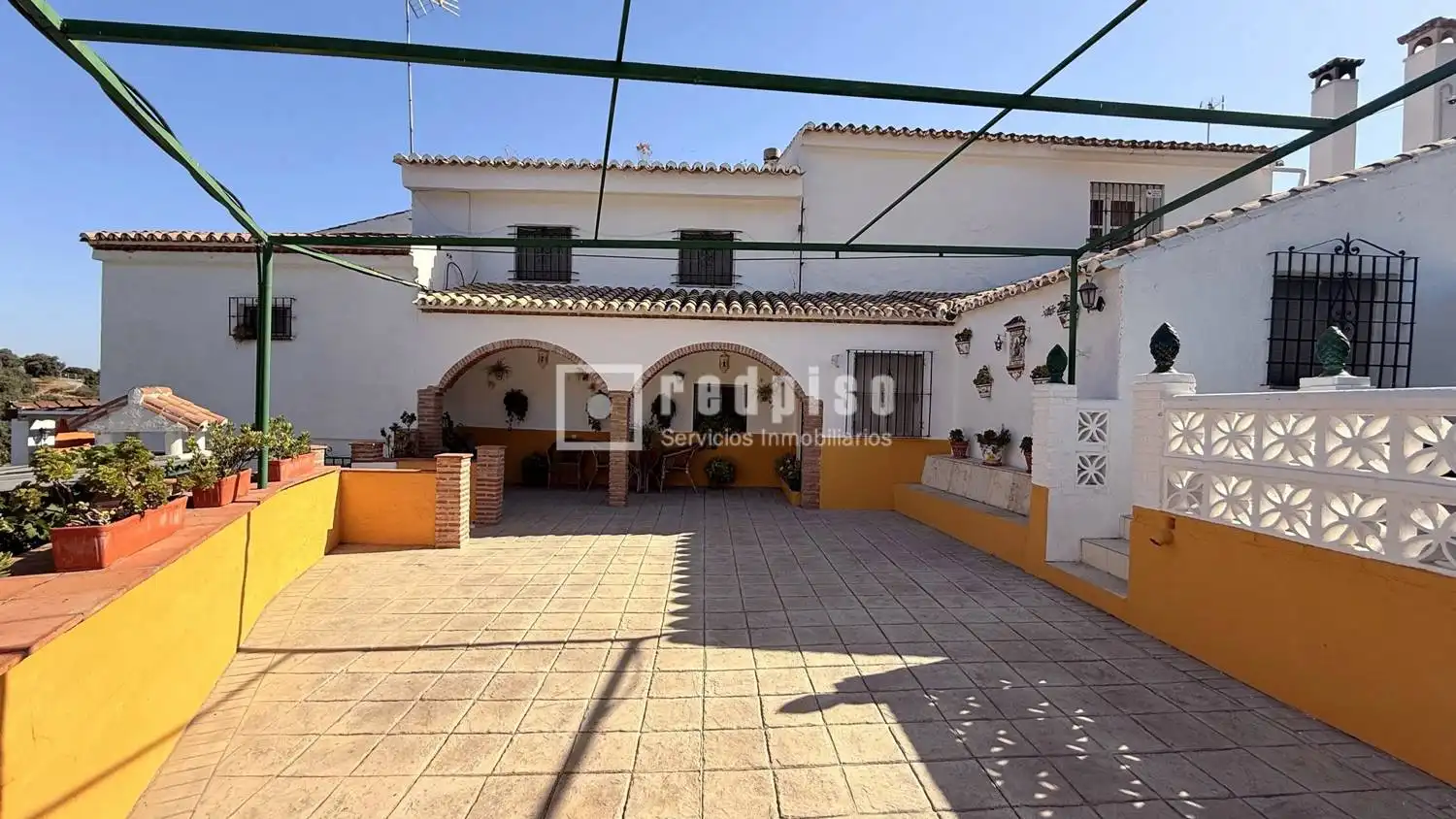 Außenansicht von Haus oder Chalet zum Verkauf in Casabermeja mit Privatgarten, Terrasse und Abstellraum