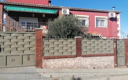 Vista exterior de Casa o xalet en venda en El Álamo amb Aire condicionat, Terrassa i Piscina