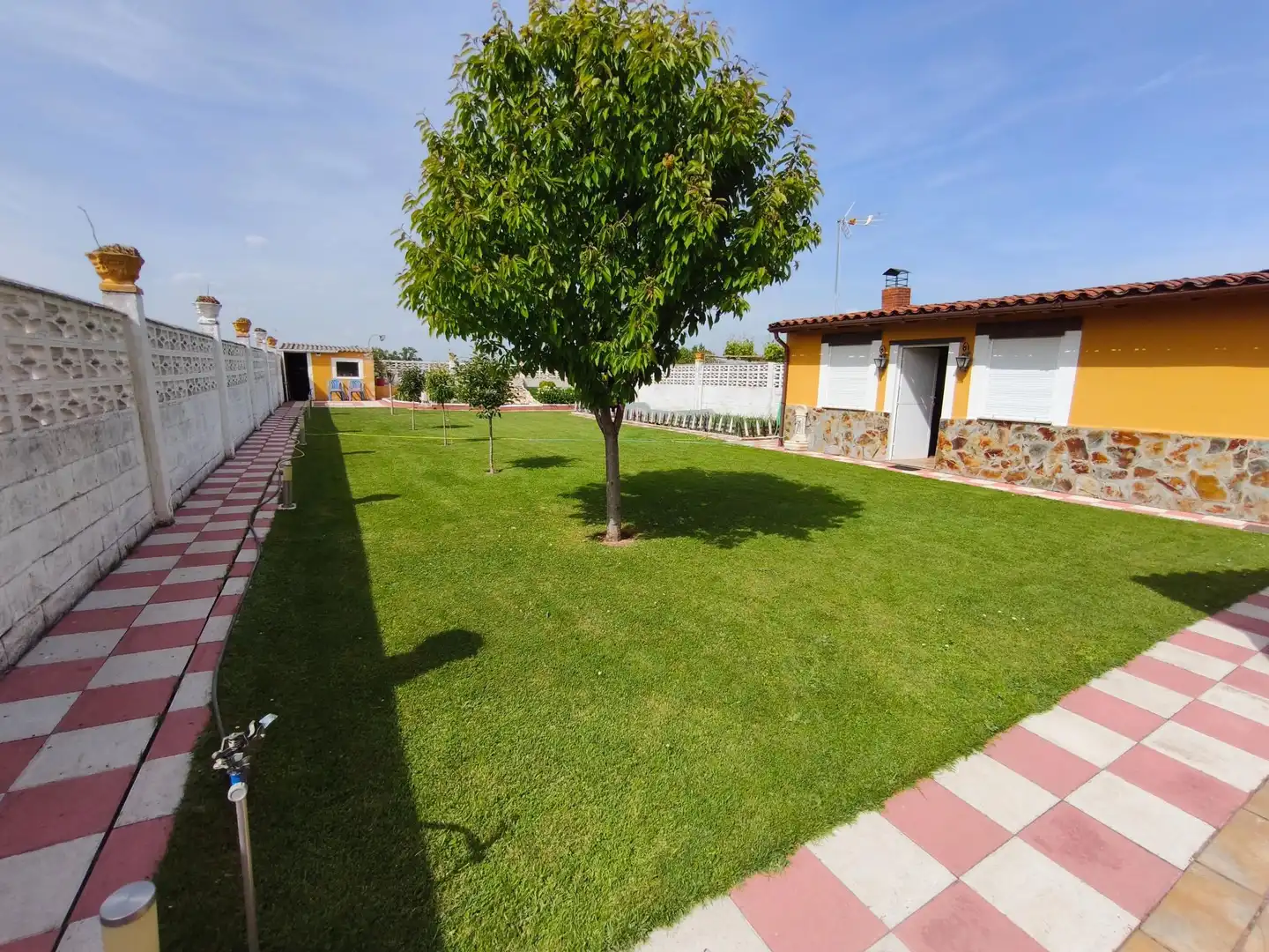 Jardí de Casa o xalet en venda en San Andrés del Rabanedo amb Calefacció, Terrassa i Piscina