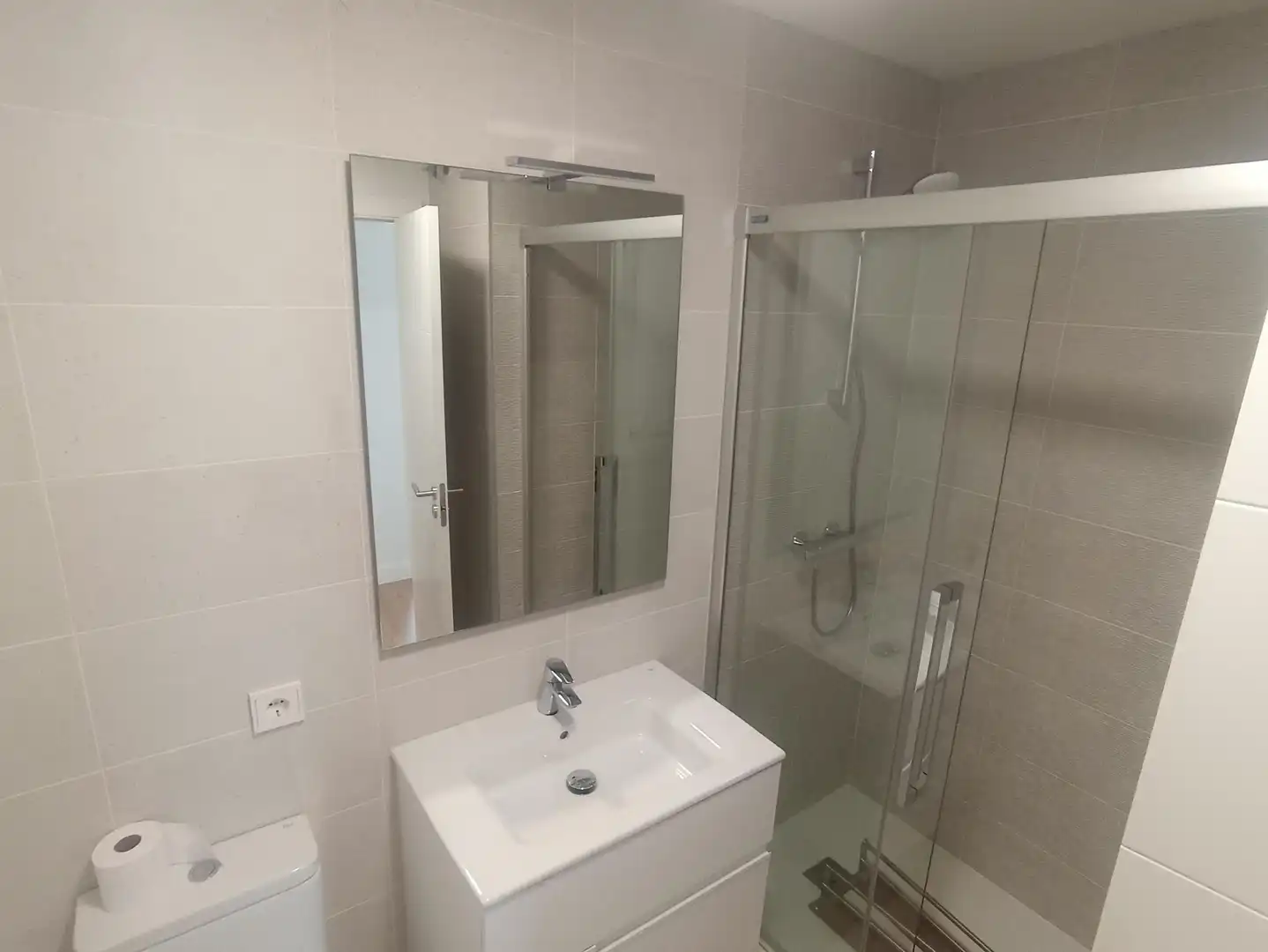 Badezimmer von Wohnung zur Miete in Sevilla mit Klimaanlage, Terrasse und Abstellraum