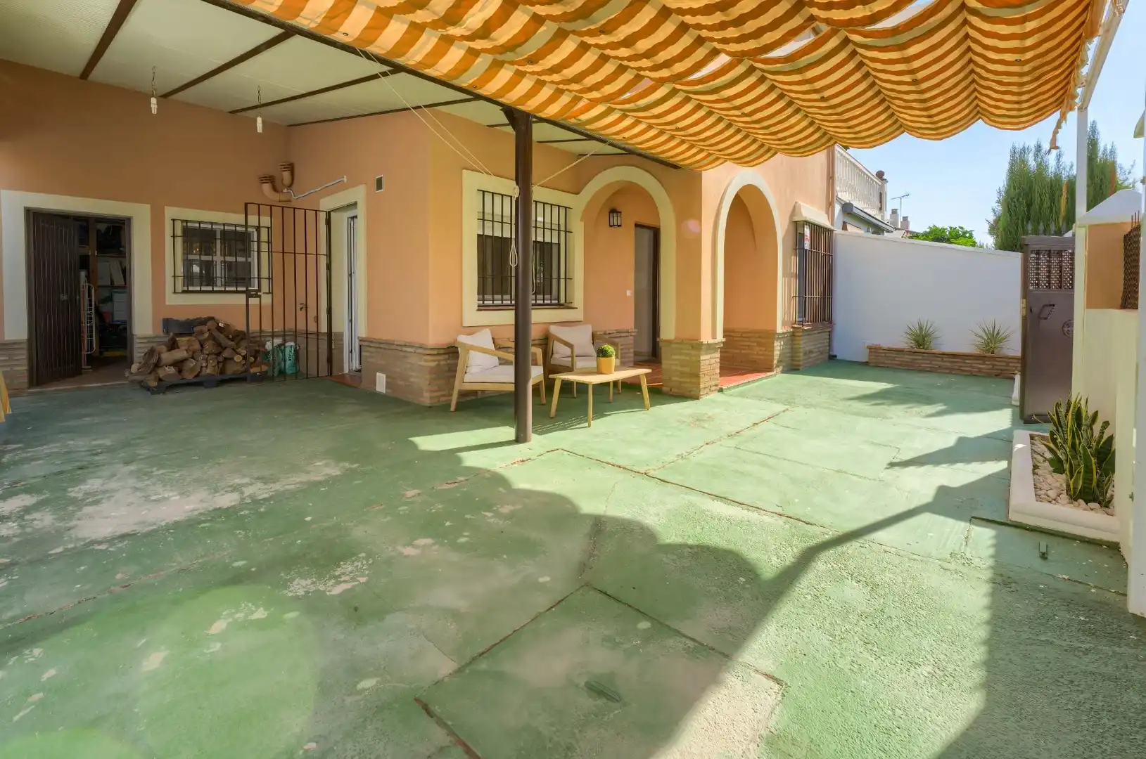 Vista exterior de Casa adosada en venda en Espartinas amb Aire condicionat, Calefacció i Jardí privat