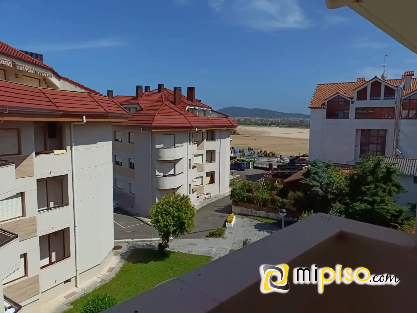 Aparcament de Pis de lloguer en Arnuero amb Moblat i Balcó