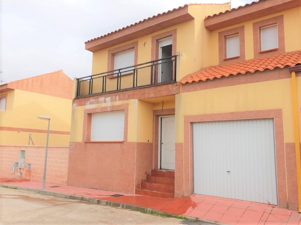 Vista exterior de Casa adosada en venda en Hormigos amb Jardí privat, Terrassa i Traster
