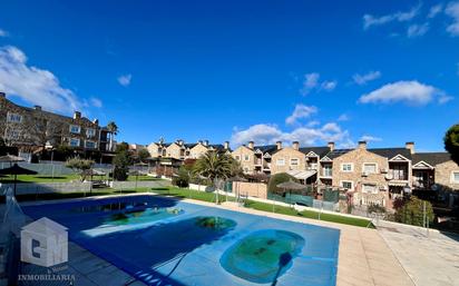 Piscina de Casa adosada en venda en Arroyomolinos (Madrid) amb Calefacció, Jardí privat i Terrassa