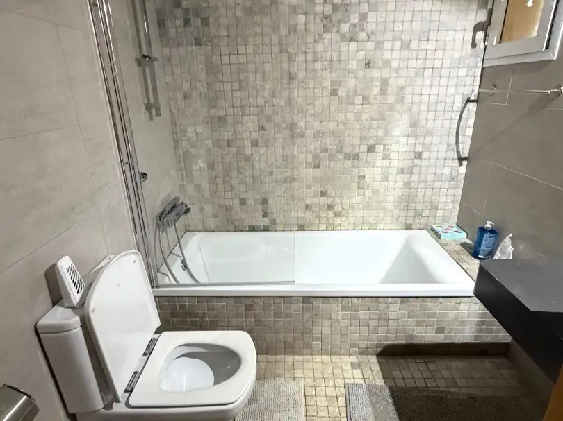 Bany de Pis de lloguer en Fuengirola amb Aire condicionat, Terrassa i Balcó