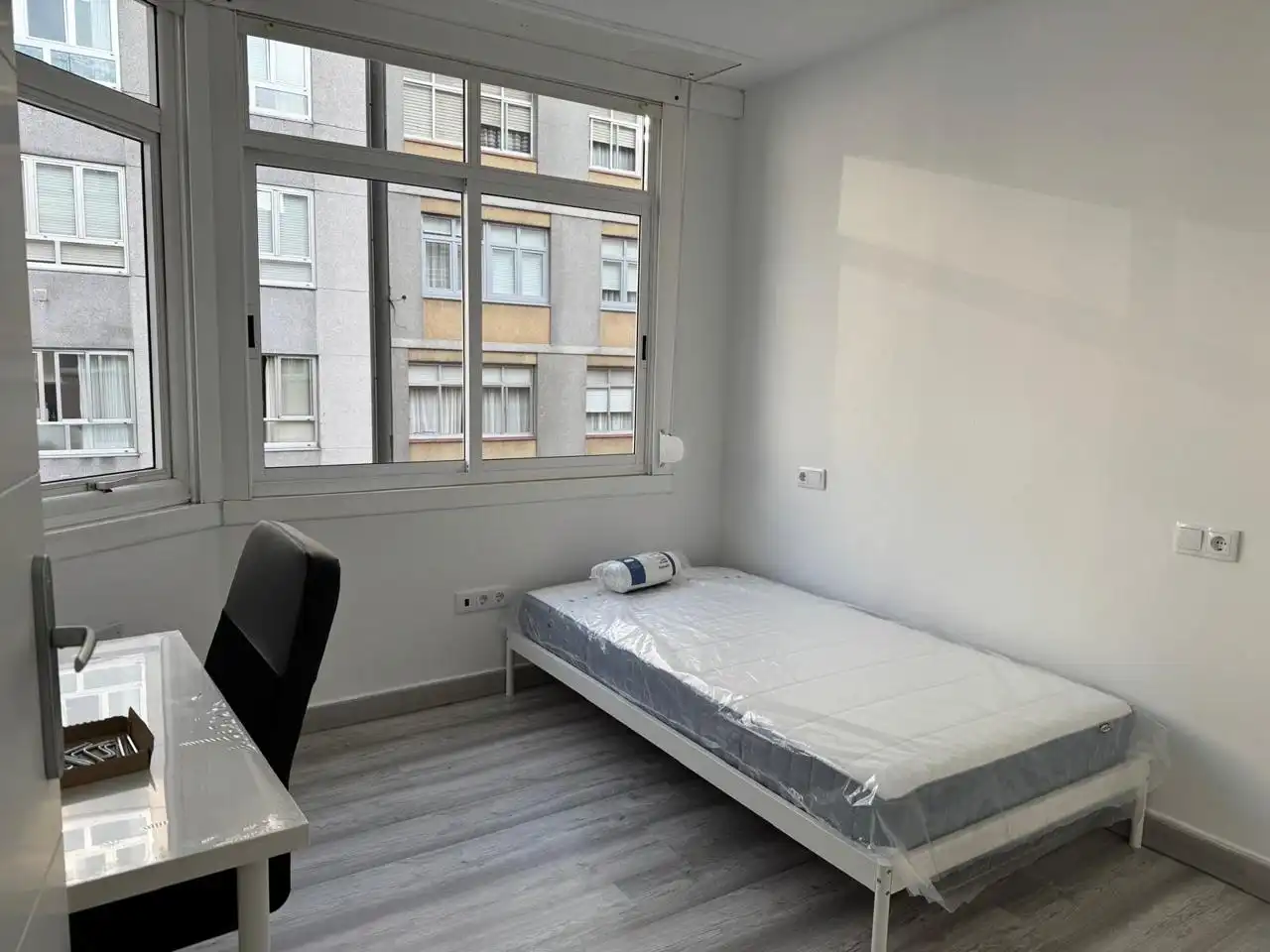Schlafzimmer von Wohnung zur Miete in A Coruña Capital  mit Heizung, Abstellraum und Möbliert