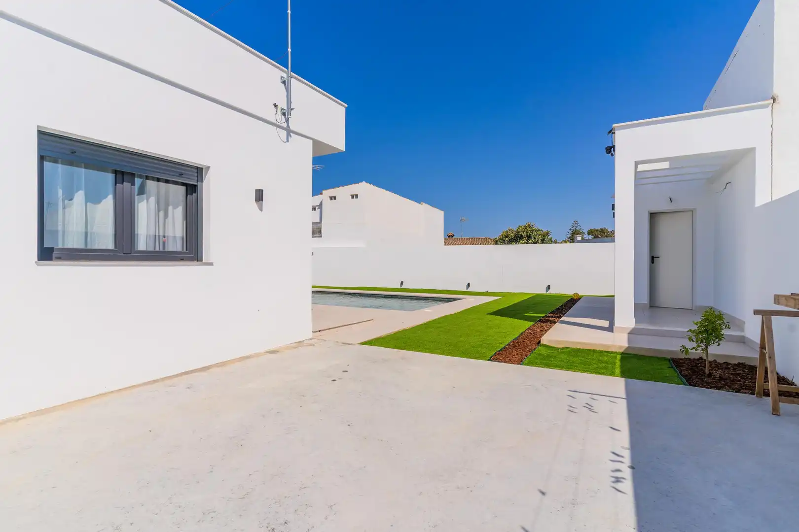 Vista exterior de Casa o chalet en venta en Chiclana de la Frontera con Jardín privado, Terraza y Piscina