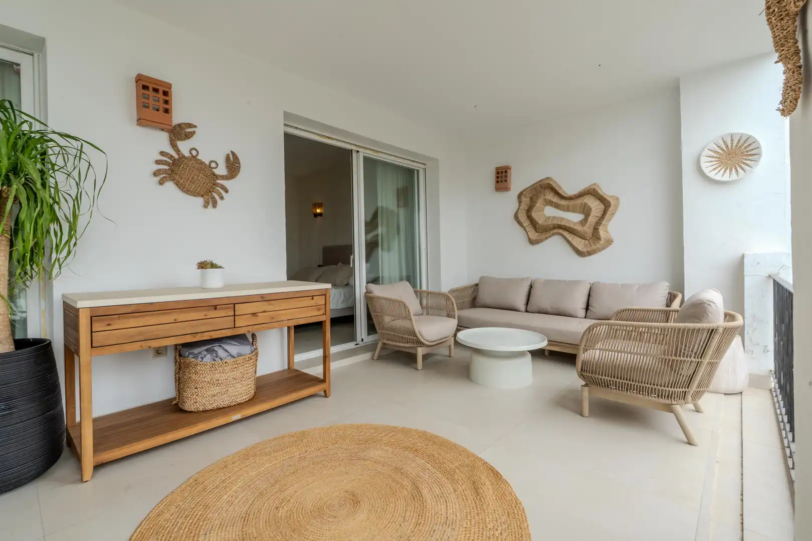 Sala de estar de Apartamento de alquiler en Benahavís con Aire acondicionado, Terraza y Piscina