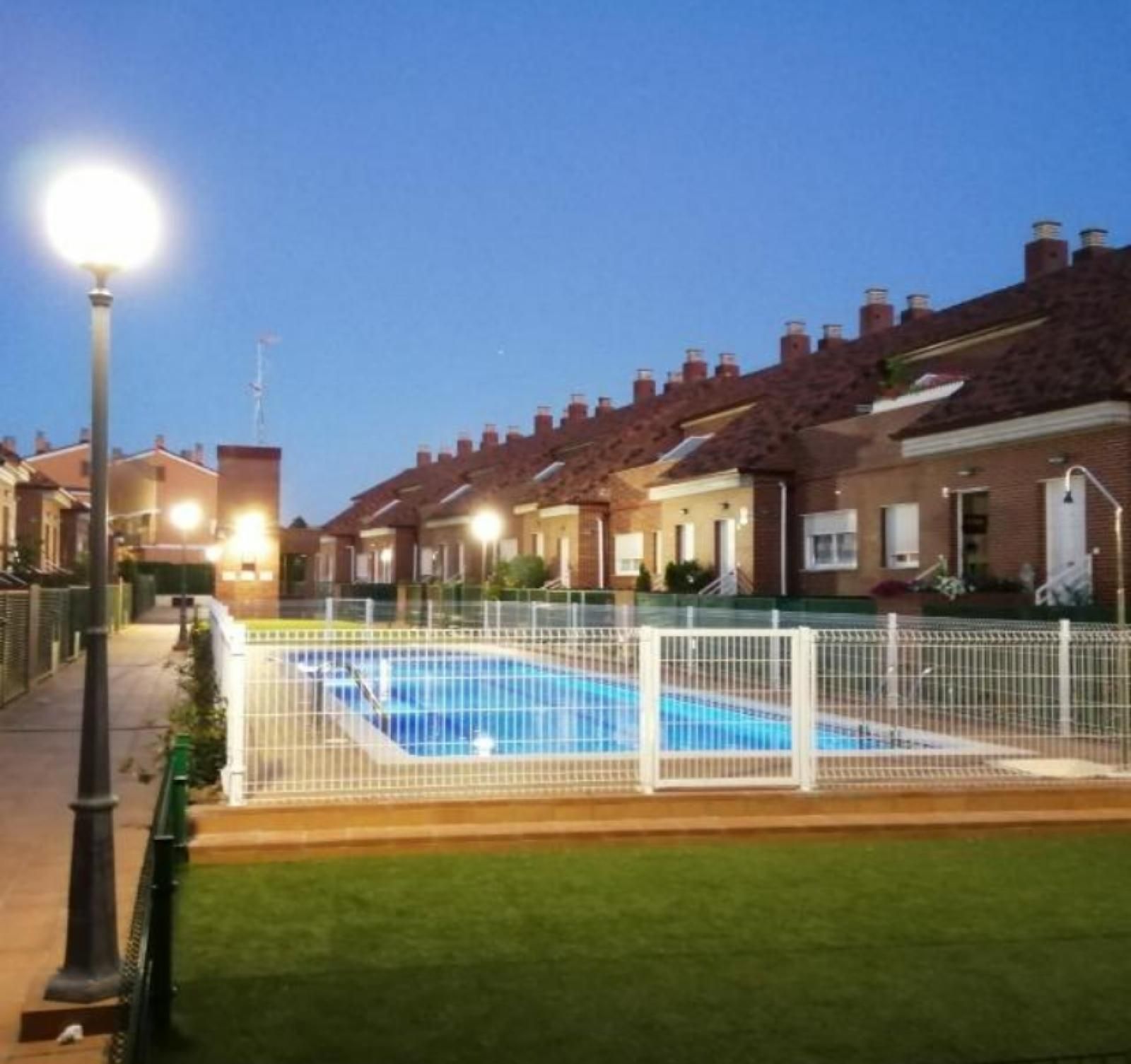 Piscina de Dúplex en venda en Villamediana de Iregua amb Calefacció, Jardí privat i Parquet