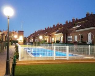 Piscina de Dúplex en venda en Villamediana de Iregua amb Calefacció, Jardí privat i Parquet
