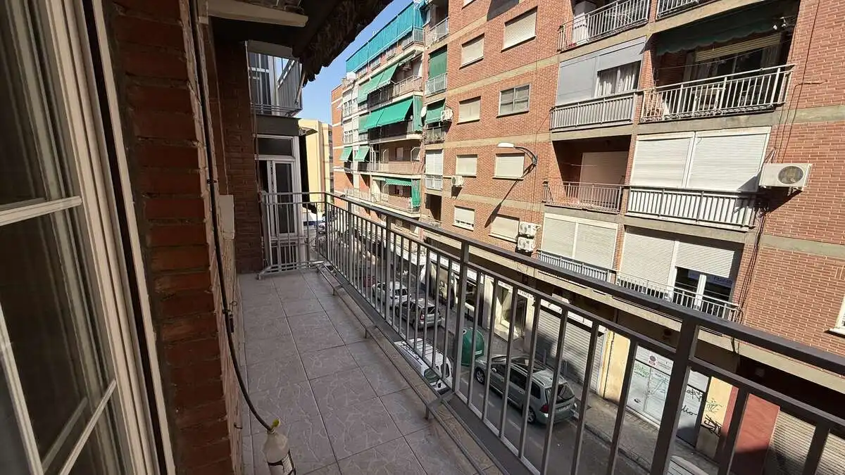 Vista exterior de Pis de lloguer en Granada amb Calefacció, Moblat i Microones