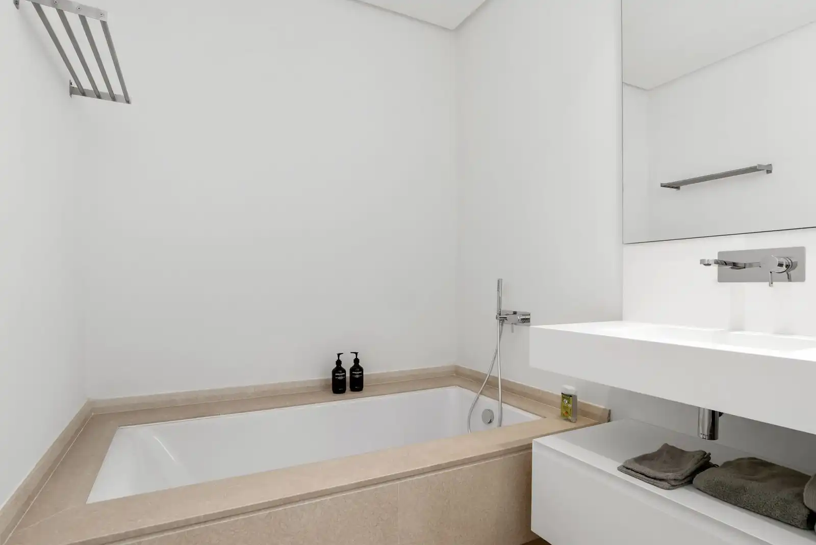 Badezimmer von Dachboden zum Verkauf in Benahavís mit Klimaanlage, Terrasse und Möbliert