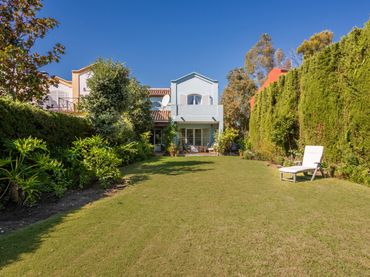 Casa pareada con piscina en venta en San Pedro de Alcántara