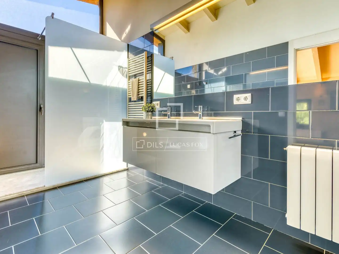 Baño de Finca rústica en venta en Boadella i les Escaules con Calefacción, Jardín privado y Terraza