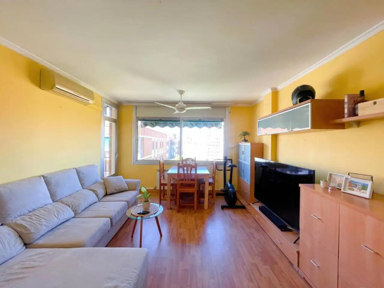 Sala de estar de Piso en venta en Cerdanyola del Vallès con Aire acondicionado, Calefacción y Parquet
