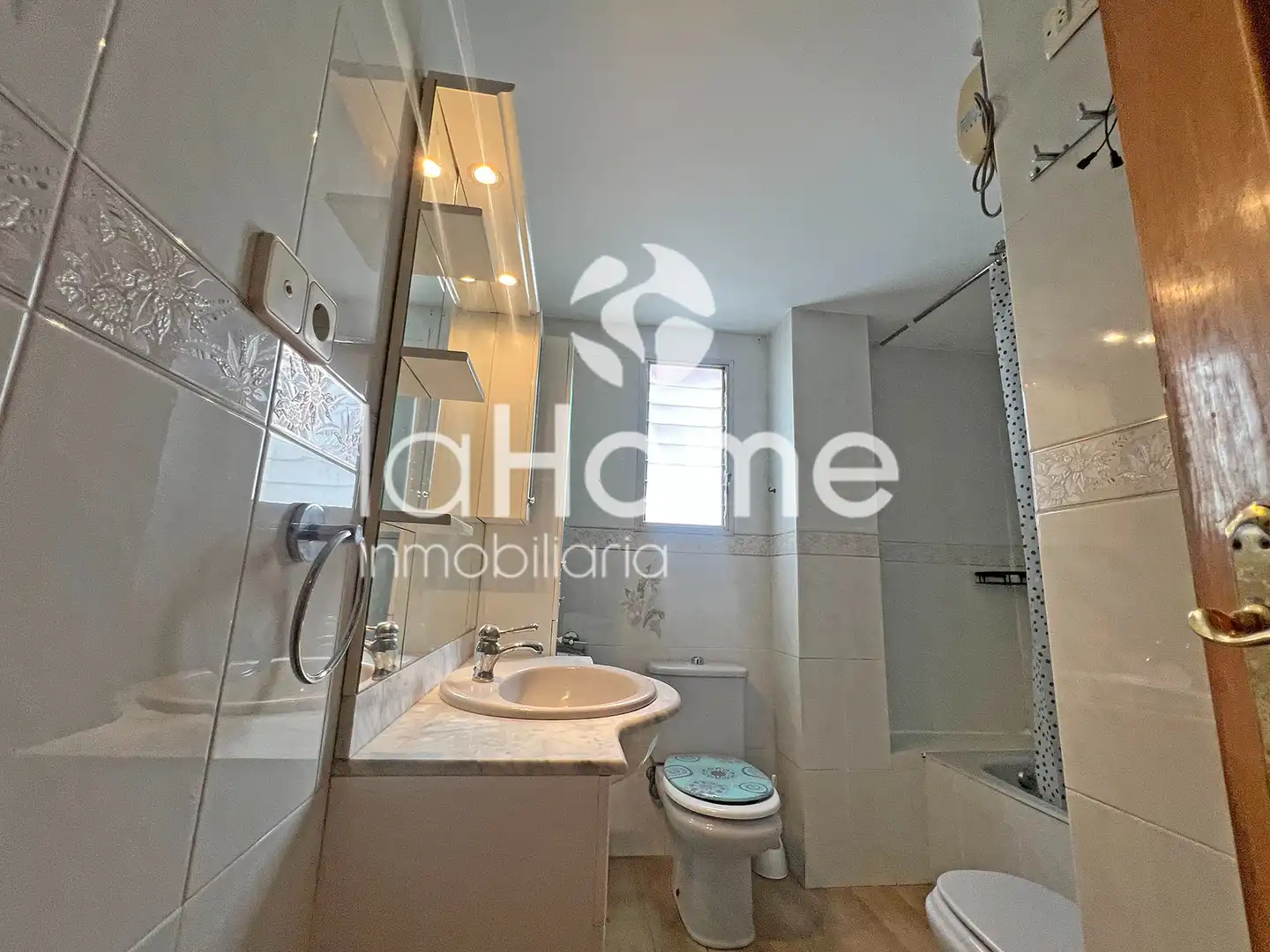 Bathroom of Flat for sale in Paterna  with Parquet flooring, Terrace and Storage room